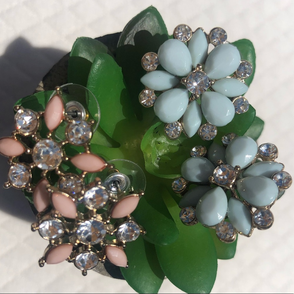 Beautiful bundle of flowery classic earrings ✨ Timeless feel✨ - Picture 7 of 12